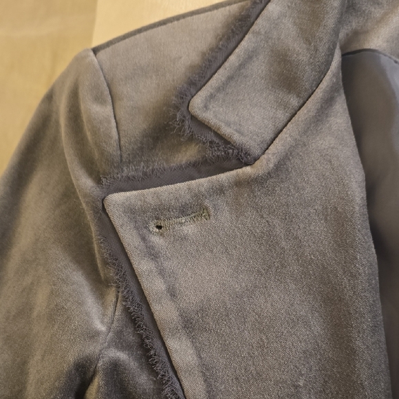 Sophisticated Gray Cropped Blazer with Tailored Silhouette - Picture 4 of 13